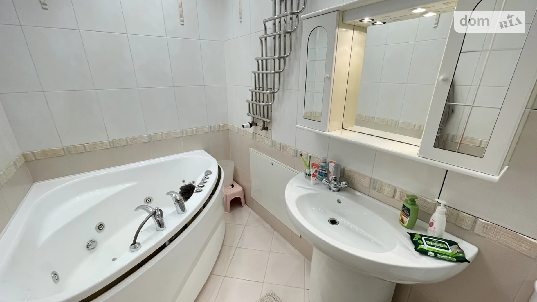 Сдается в аренду дом на 3 этажа 190 кв. м с балконом, цена: 700 $ - фото 3