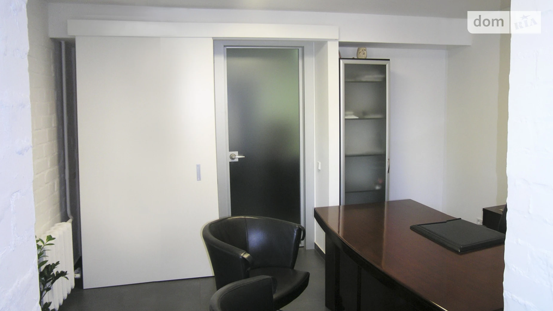 Сдается в аренду офис 64 кв. м в бизнес-центре, цена: 550 $ - фото 2