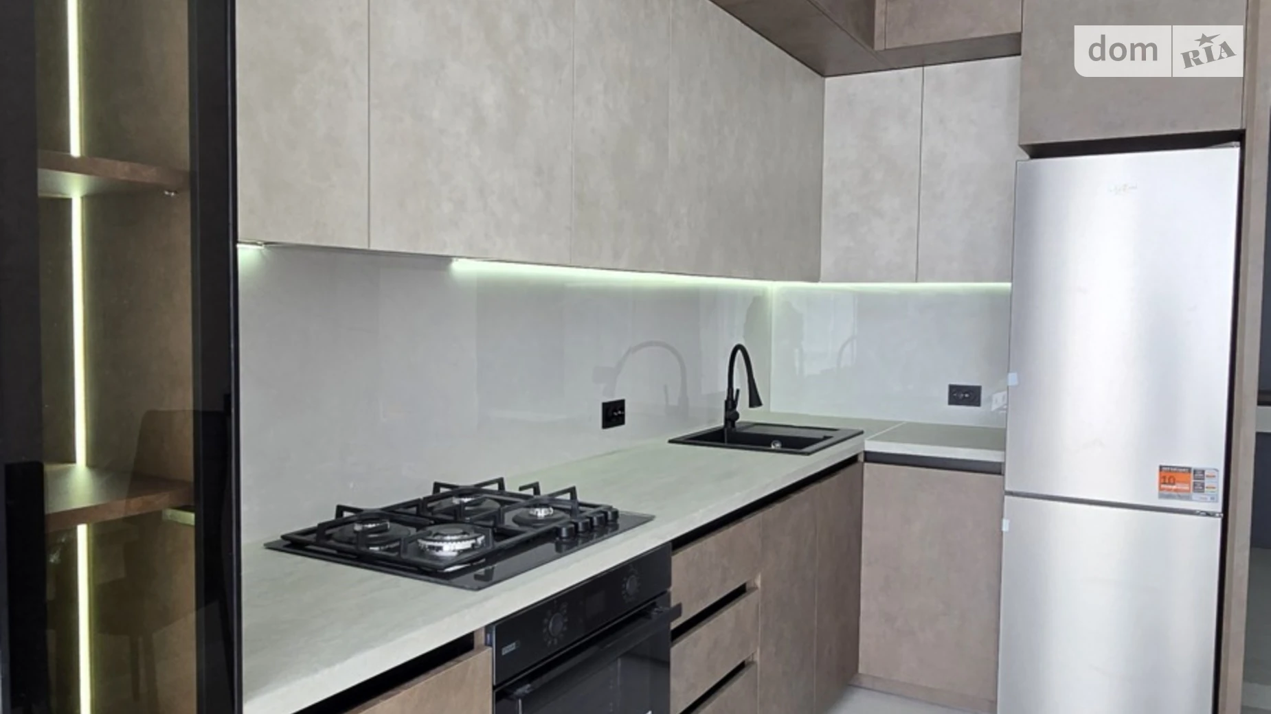 Продается 1-комнатная квартира 44 кв. м в Ивано-Франковске, ул. Высочана Семена, 18 корпус 10 - фото 2