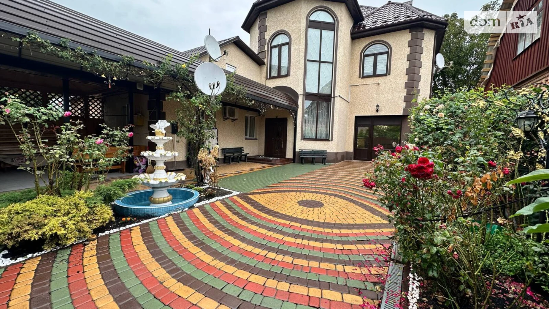 Продается дом на 2 этажа 250 кв. м с бассейном, цена: 280000 $ - фото 2