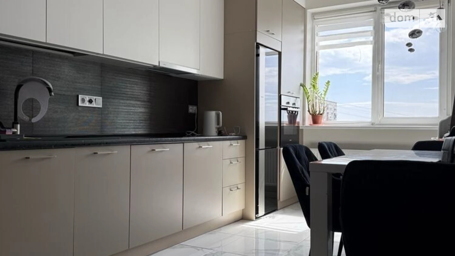 Продається 2-кімнатна квартира 70 кв. м у Рівному, вул. Миколи Карнаухова, 47-49 - фото 2