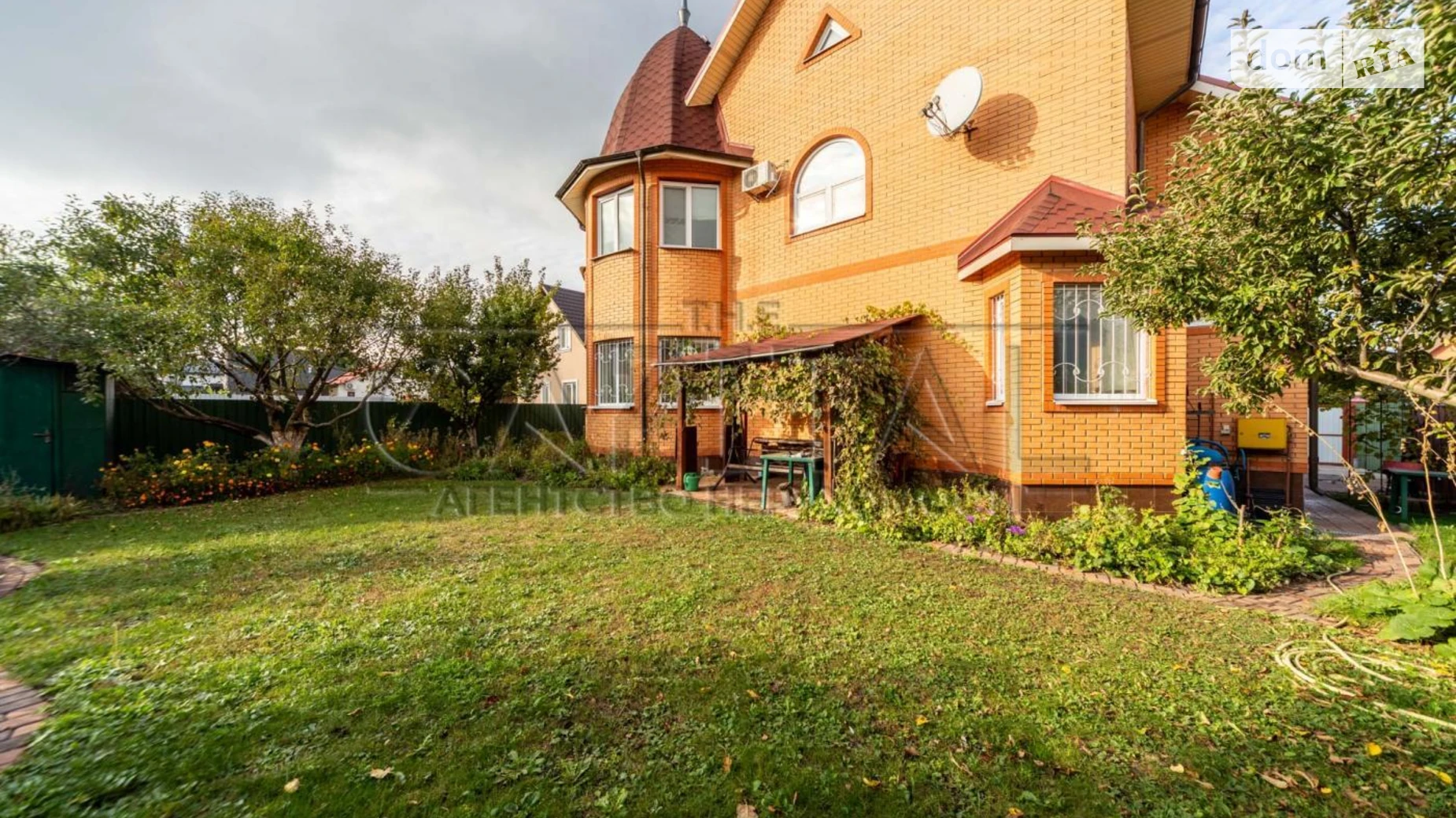 Сдается в аренду дом на 2 этажа 248 кв. м с садом, цена: 1300 € - фото 2