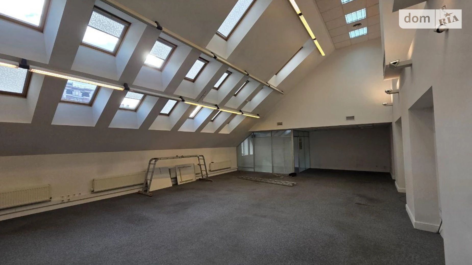 Сдается в аренду офис 300 кв. м в бизнес-центре, цена: 6300 $ - фото 2