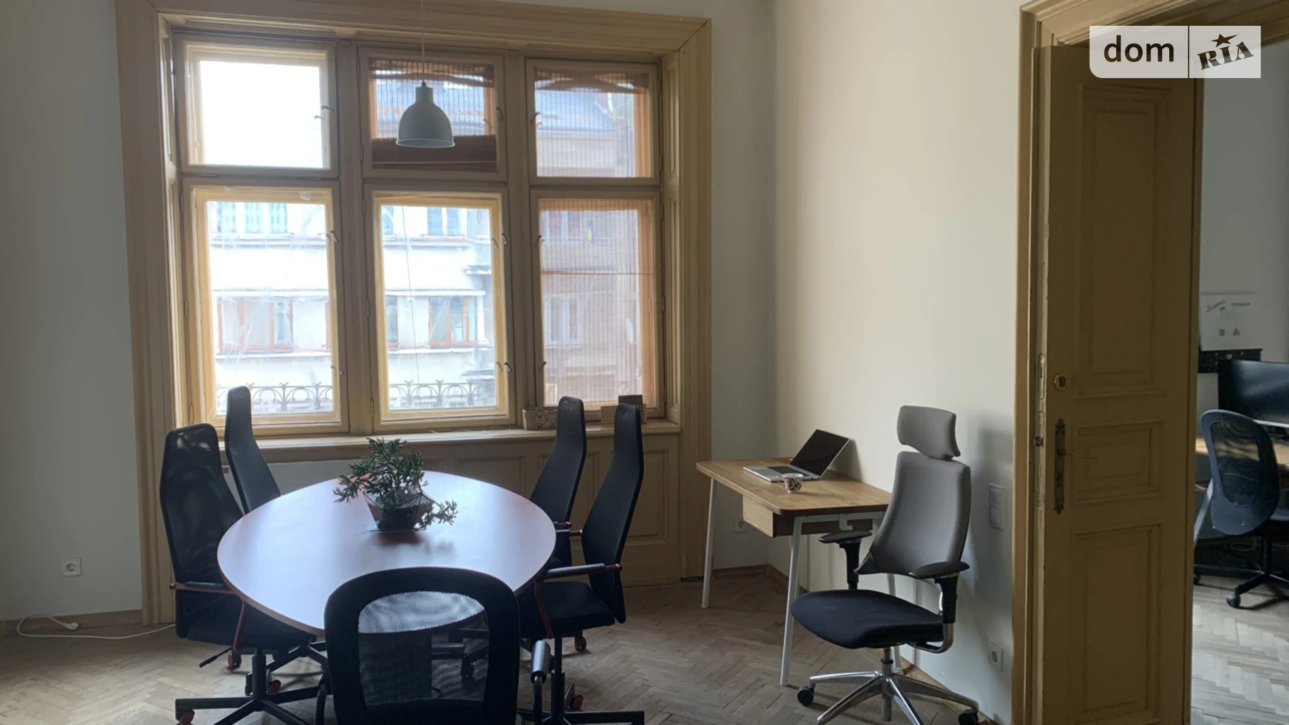 Сдается в аренду офис 98 кв. м в бизнес-центре, цена: 1000 € - фото 3