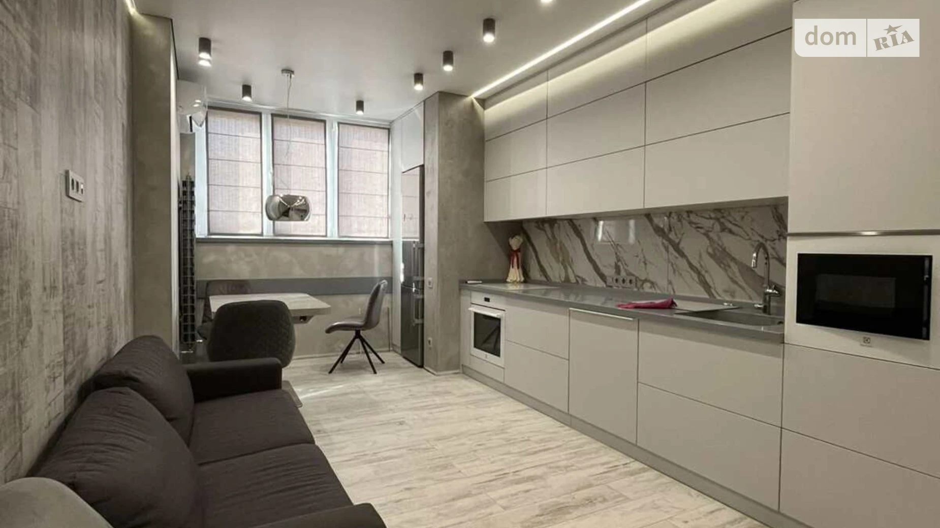 Продається 2-кімнатна квартира 61.5 кв. м у Чорноморську, вул. Захисників України(1 Травня) - фото 2