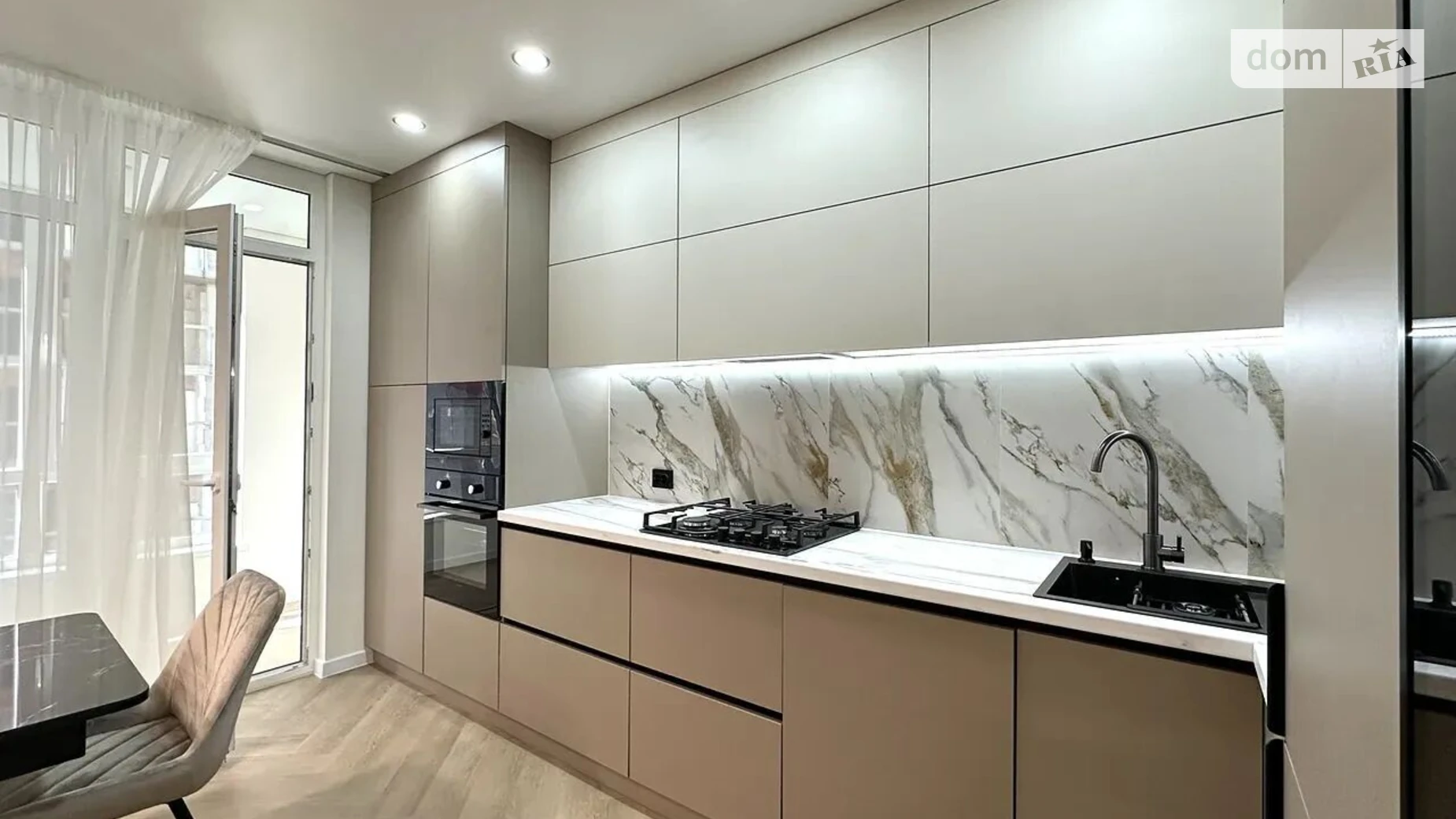 Продается 2-комнатная квартира 71 кв. м в Ивано-Франковске, ул. Юліана Пелеша(Крайковского), 3 корпус 10 - фото 2