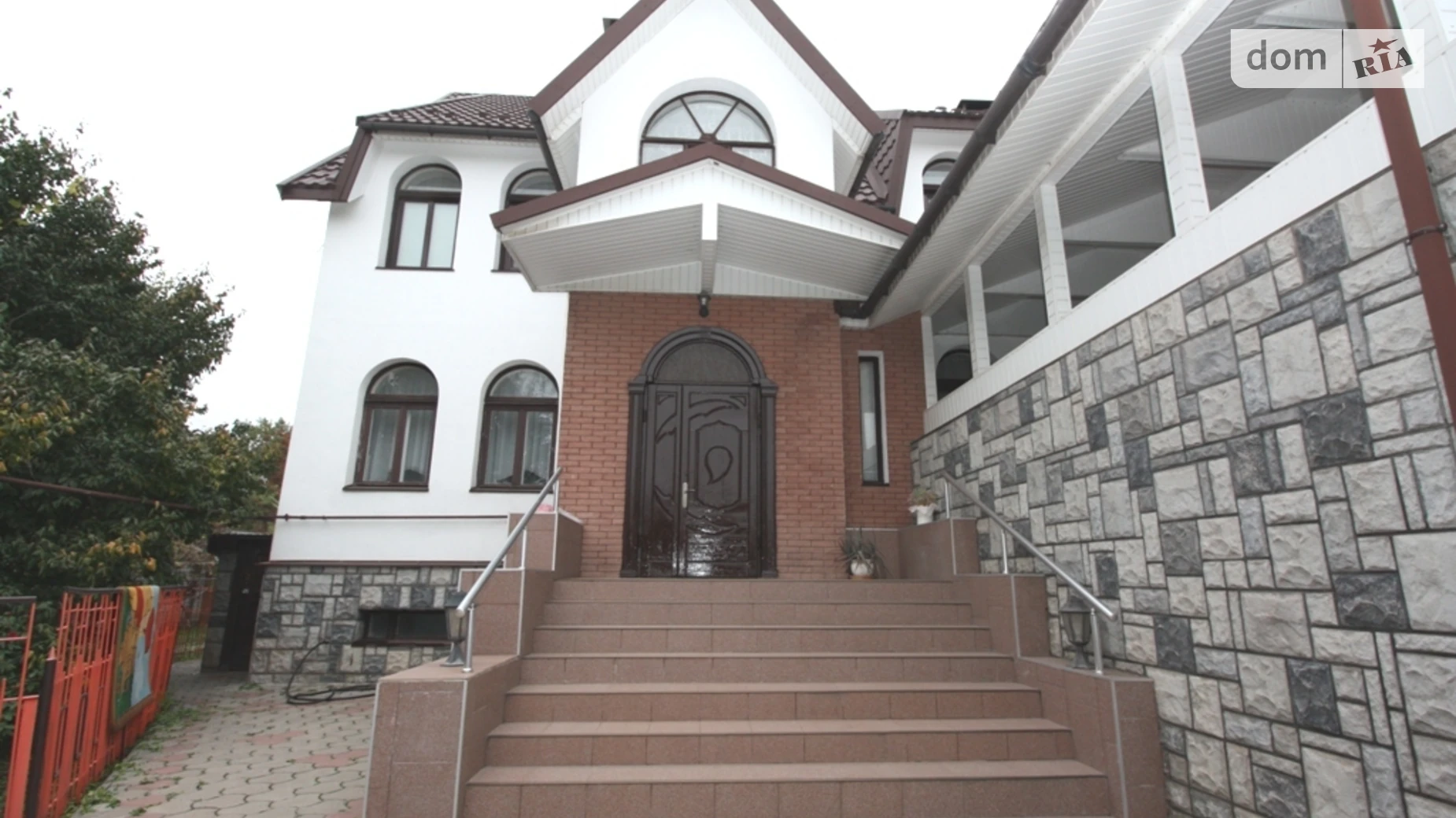 Продается дом на 2 этажа 234 кв. м с камином, цена: 129999 $ - фото 2