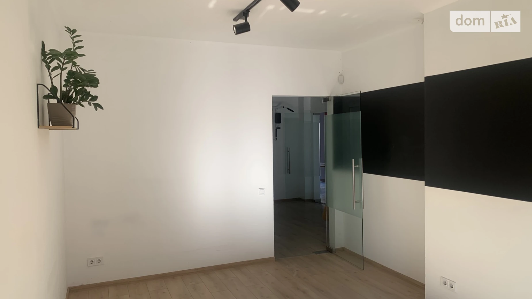 Сдается в аренду офис 105 кв. м в бизнес-центре, цена: 1575 $ - фото 2