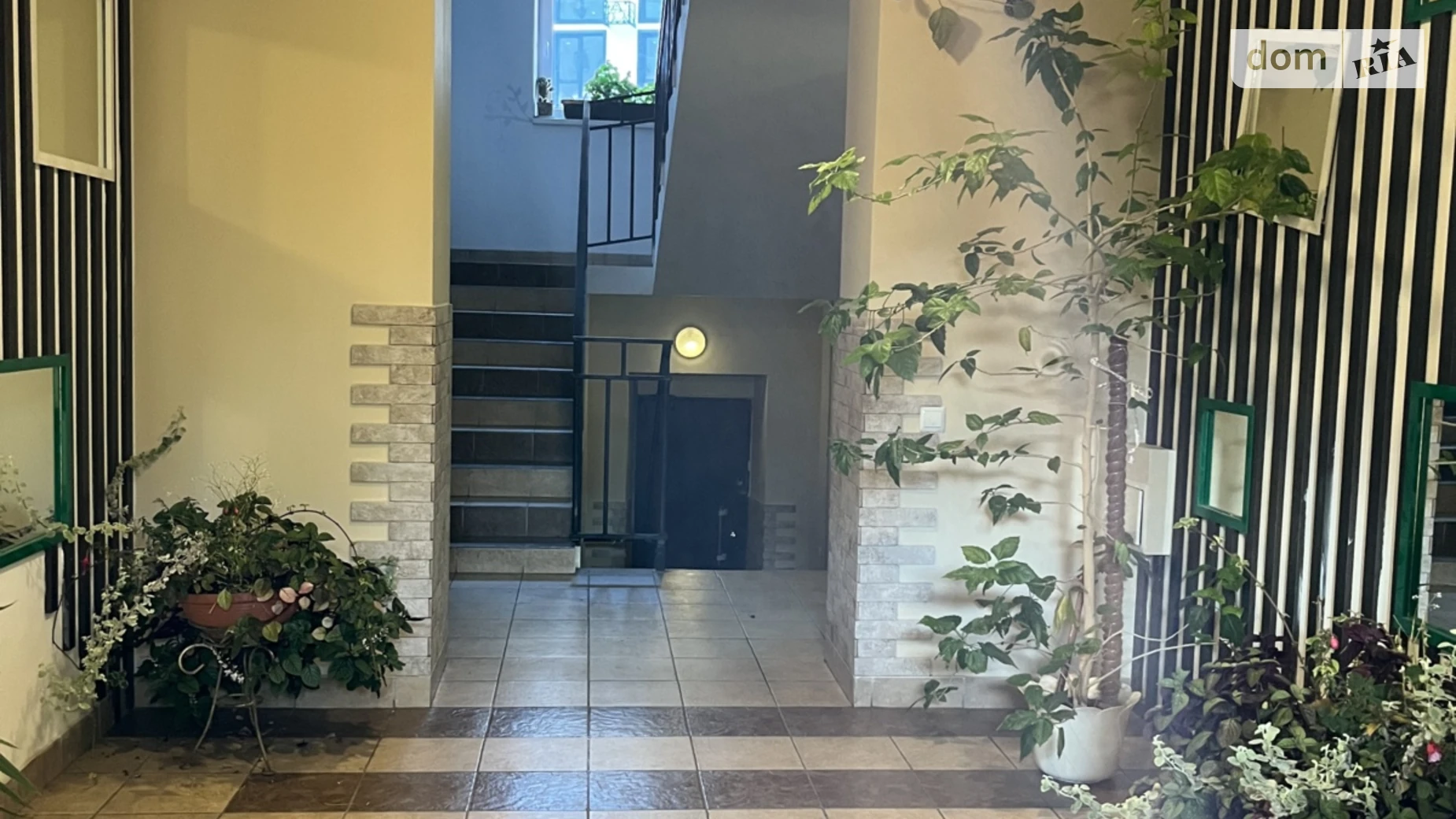 Продается 3-комнатная квартира 128.4 кв. м в Черновцах, ул. Ровенская, 10 - фото 2