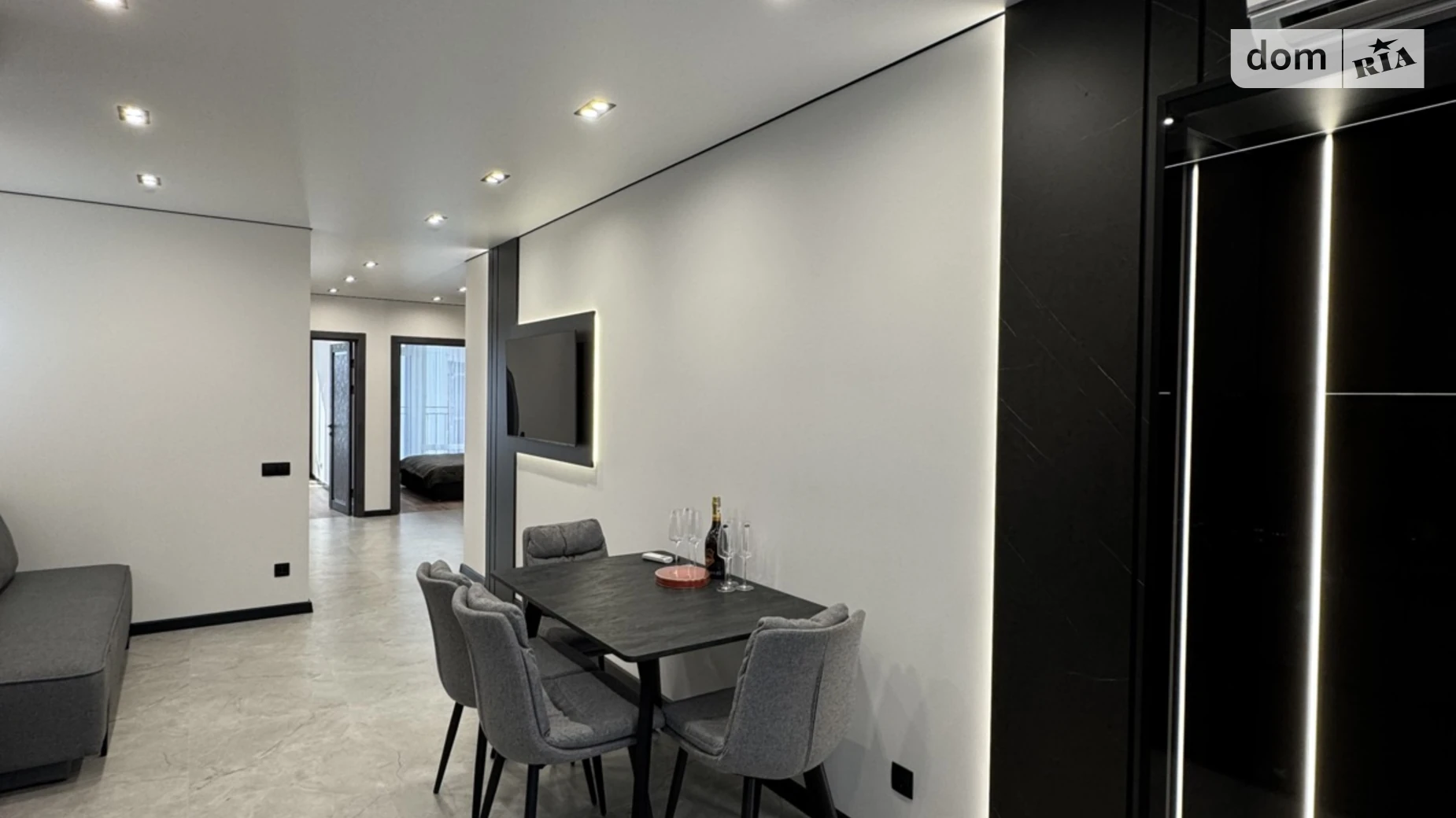 Продается 2-комнатная квартира 62 кв. м в Ивано-Франковске, ул. Юліана Пелеша(Крайковского), 3 корпус 8 - фото 2