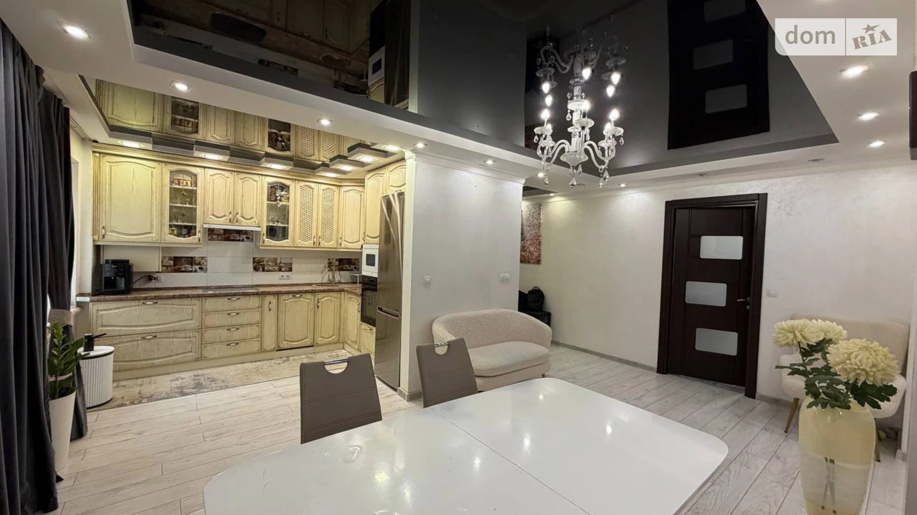 Продается 4-комнатная квартира 87.3 кв. м в Черновцах, просп. Независимости - фото 2