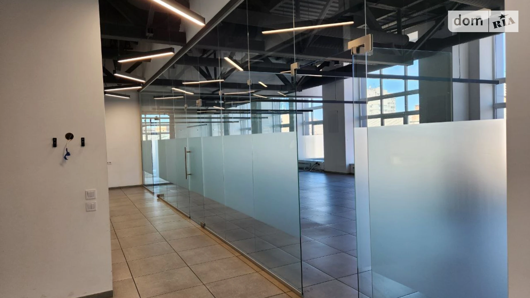Сдается в аренду офис 1581 кв. м в бизнес-центре, цена: 12648 $ - фото 2