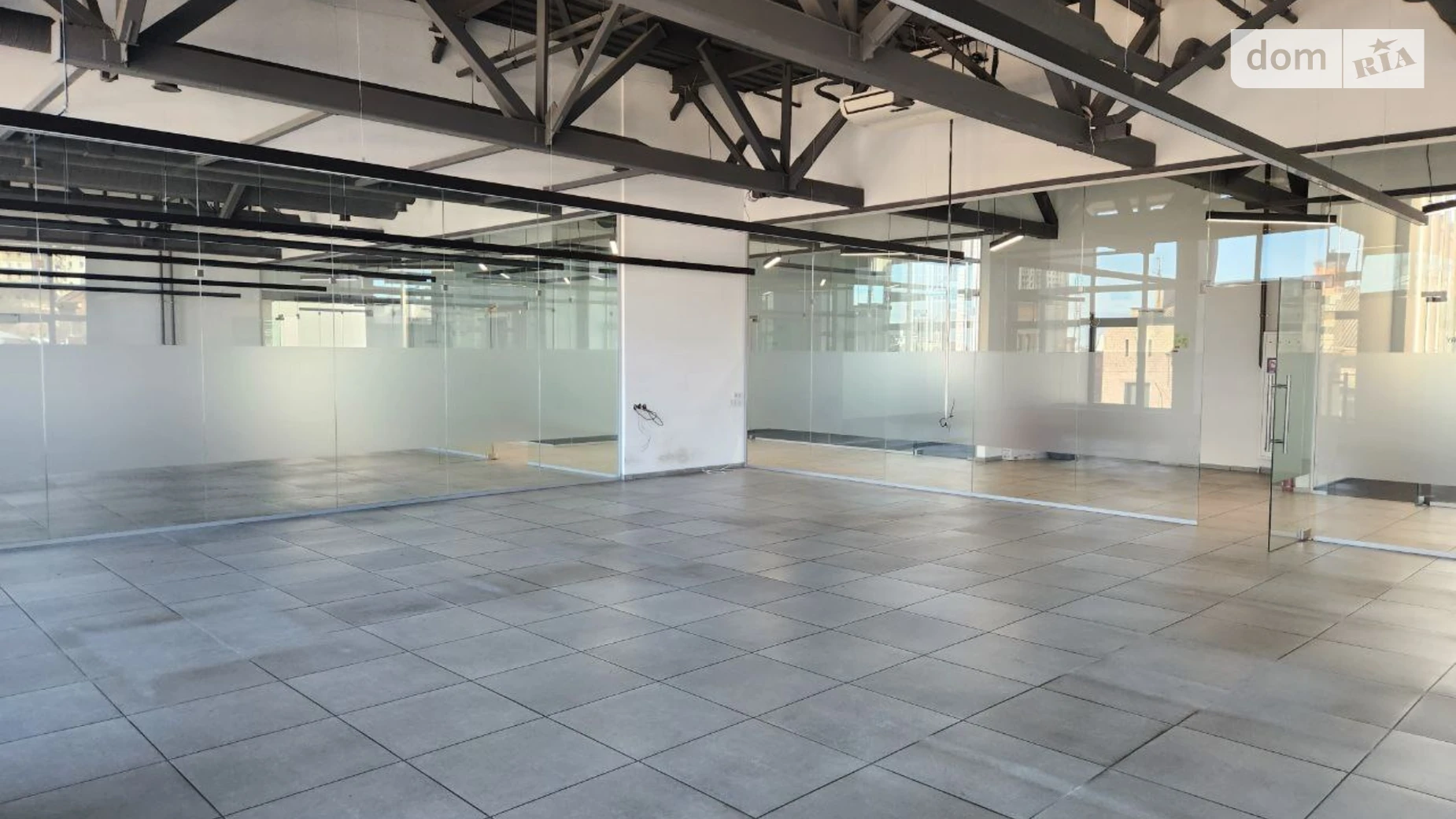 Сдается в аренду офис 300 кв. м в бизнес-центре, цена: 2400 $ - фото 2