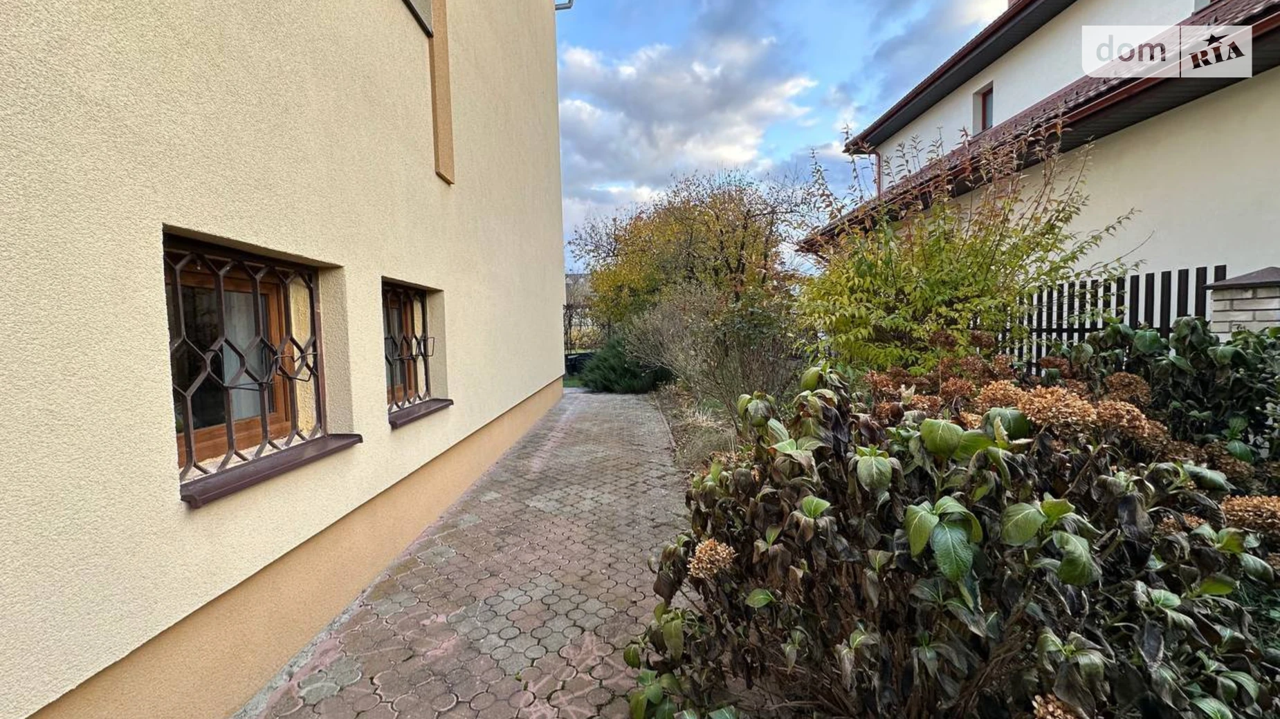 Продается дом на 2 этажа 271.8 кв. м с гаражом, цена: 330000 $ - фото 2