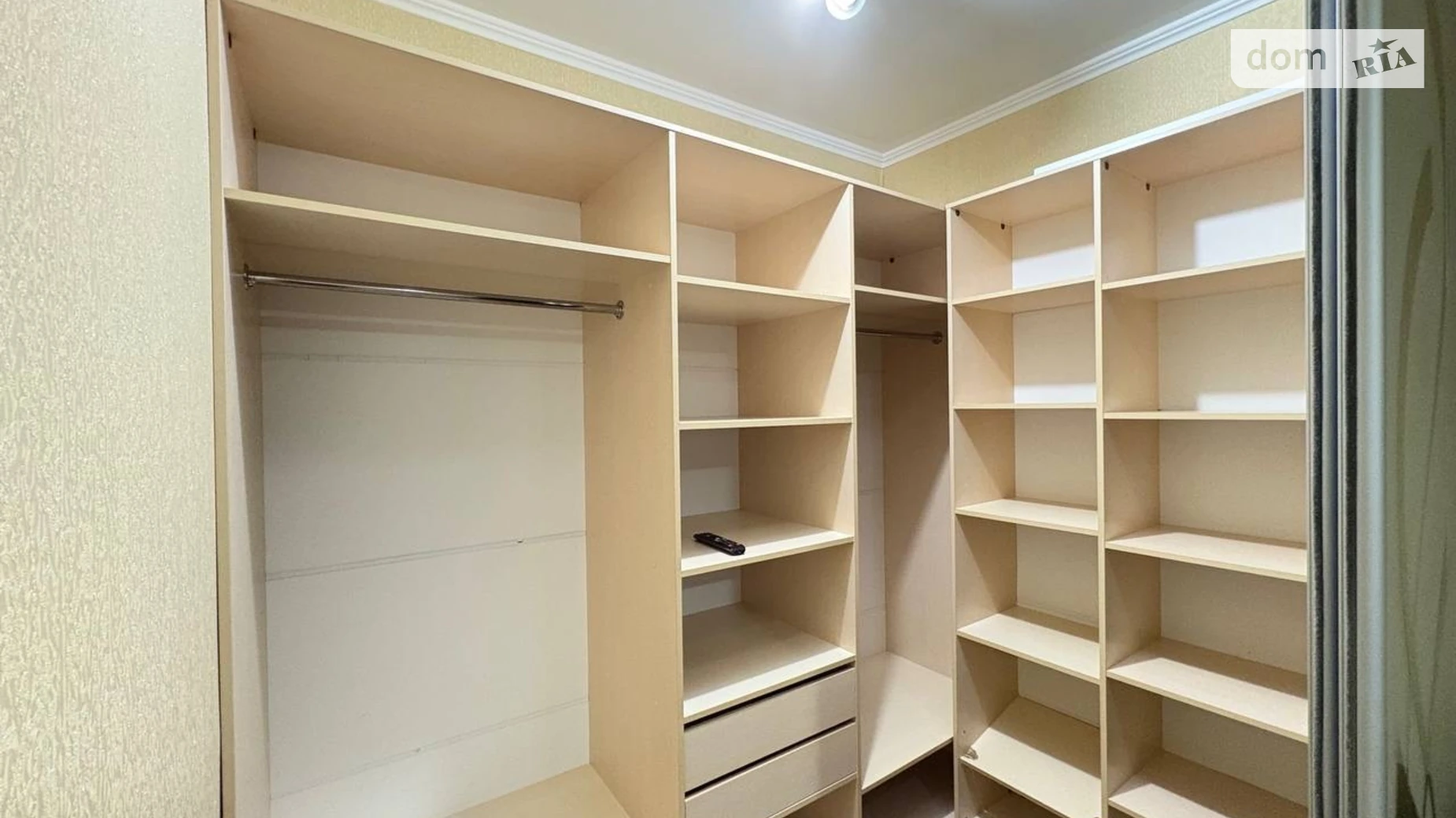 Продается 1-комнатная квартира 45 кв. м в Лиманке, мас. Радужный - фото 2