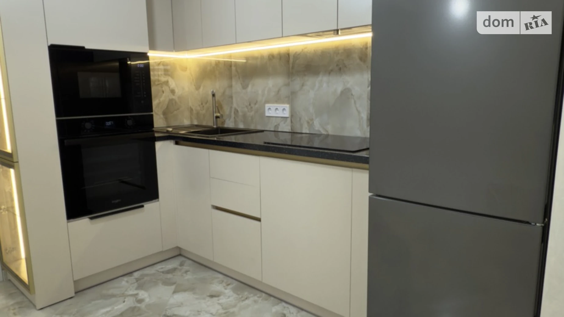 Сдается в аренду 1-комнатная квартира 46.9 кв. м в Ивано-Франковске, ул. Волошина Августина, 2А - фото 2