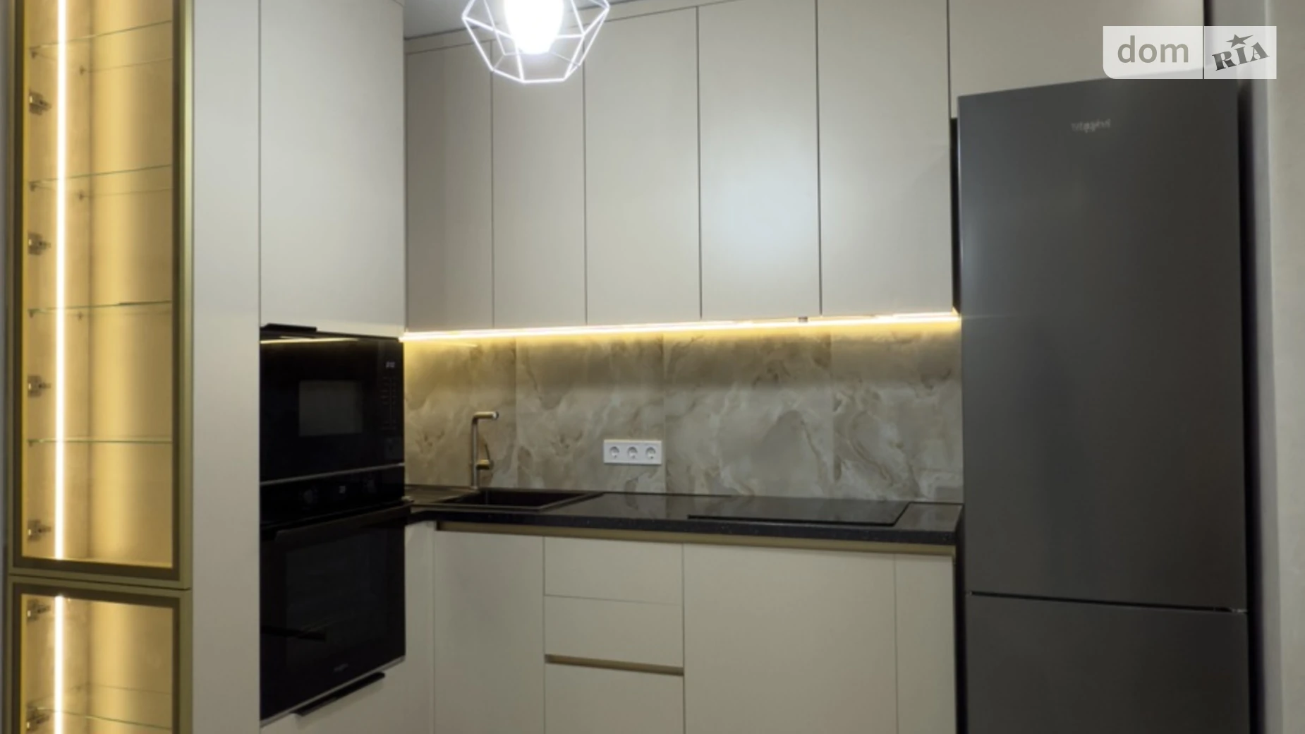 Сдается в аренду 1-комнатная квартира 46.9 кв. м в Ивано-Франковске, ул. Волошина Августина, 2А - фото 3