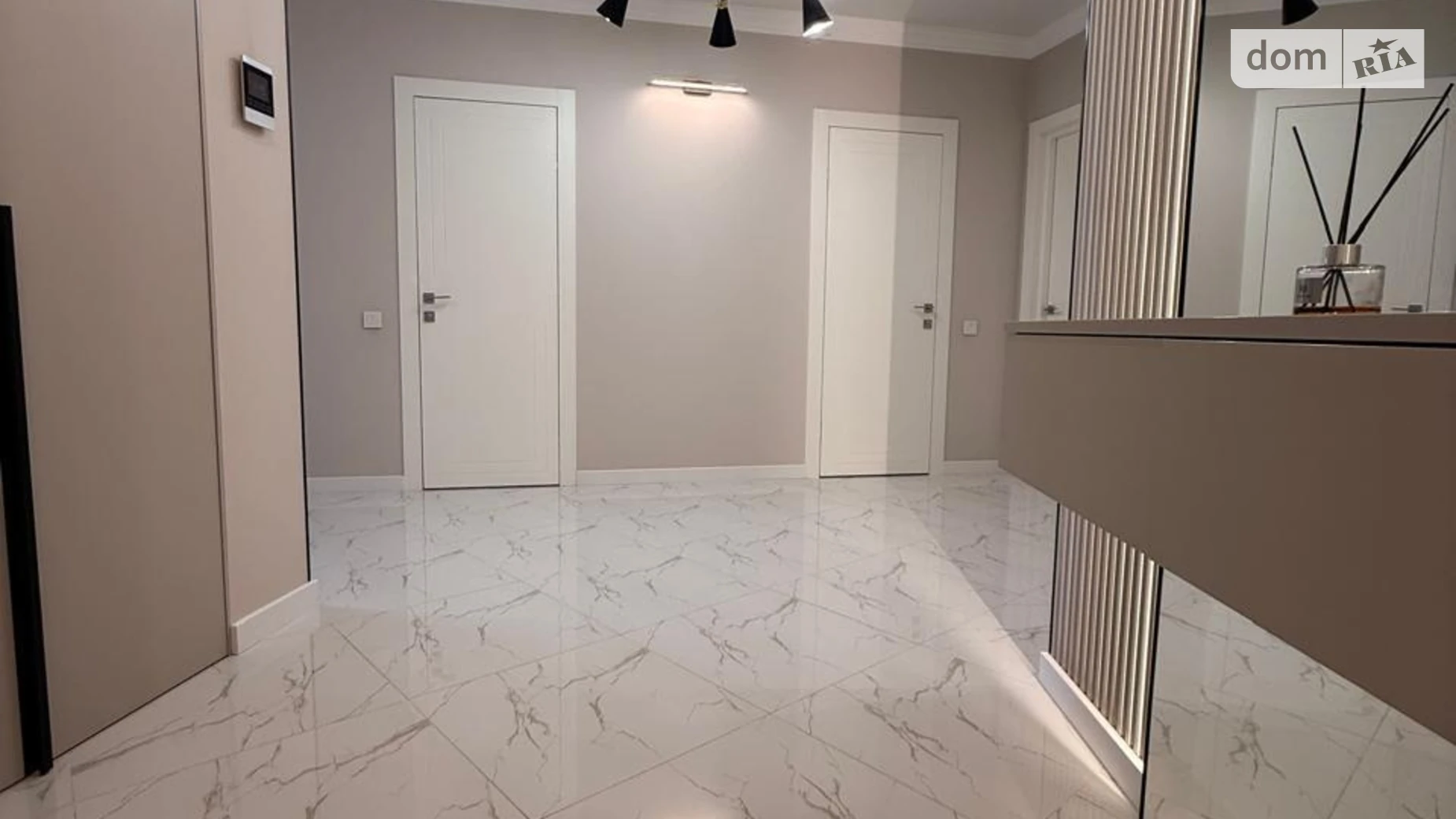 Продается 3-комнатная квартира 101 кв. м в Киеве, ул. Авиаконструктора Игоря Сикорского(Танковая), 1А - фото 2