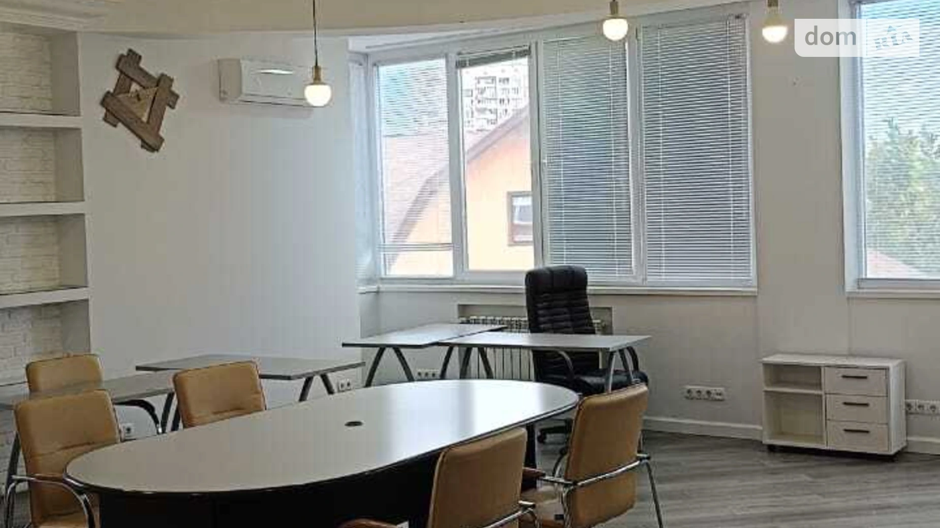 Сдается в аренду офис 150 кв. м в бизнес-центре, цена: 1500 € - фото 2