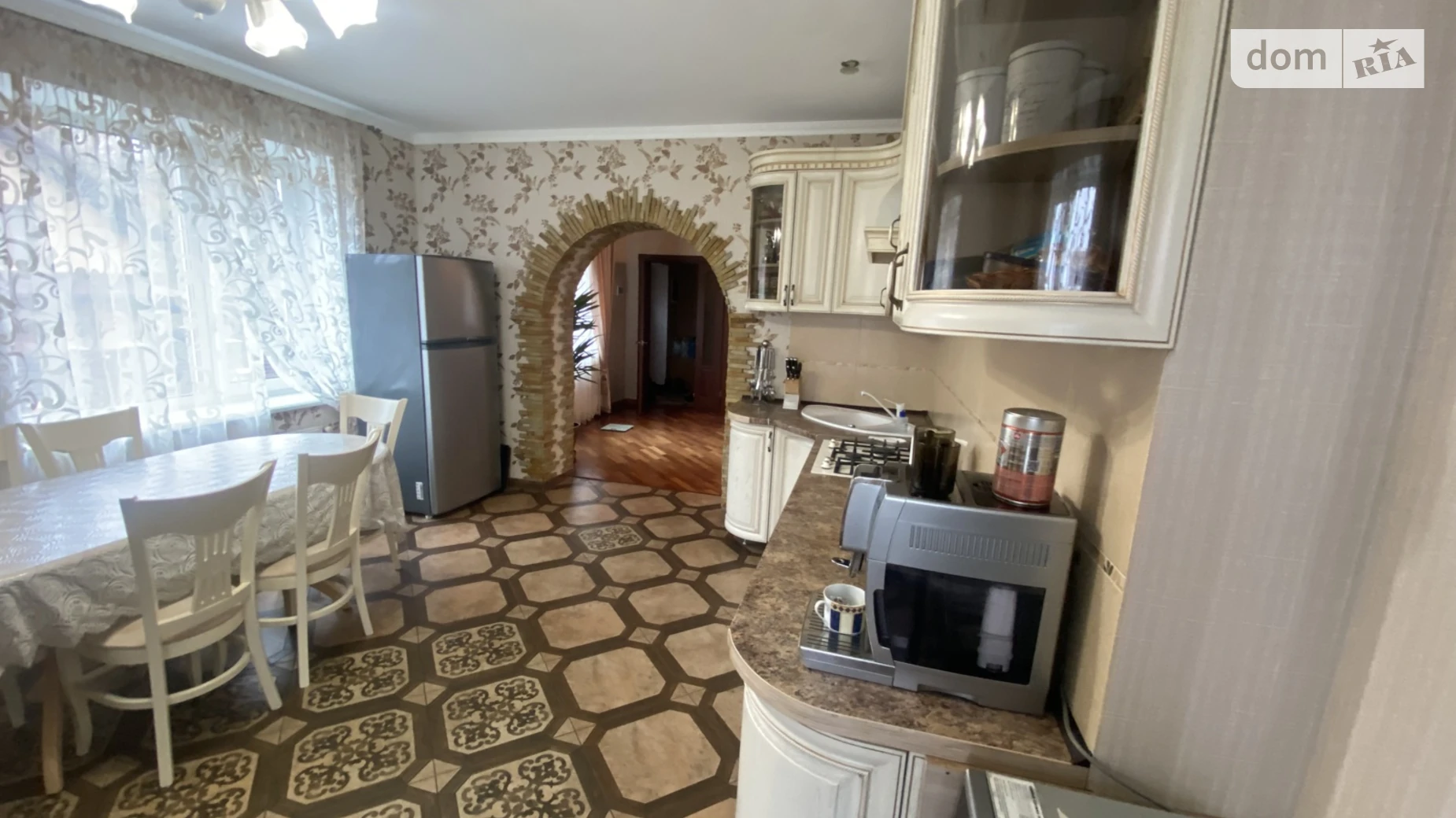 Продается дом на 2 этажа 200 кв. м с бассейном, цена: 230000 $ - фото 2