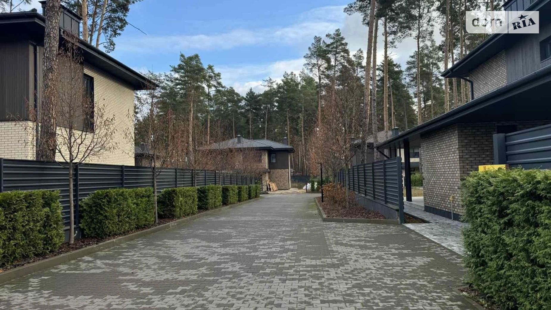 Продается дом на 2 этажа 215 кв. м с камином, цена: 440000 $ - фото 2