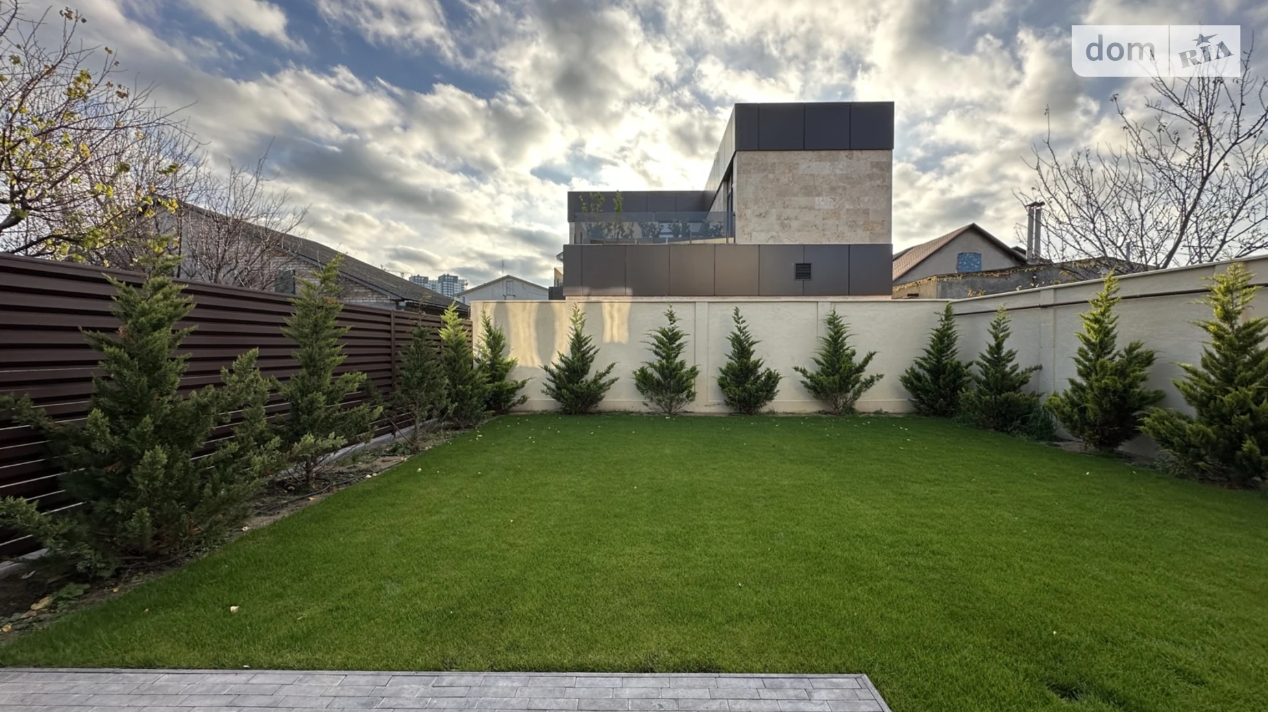 Продается дом на 2 этажа 265 кв. м с верандой, цена: 450000 $ - фото 2