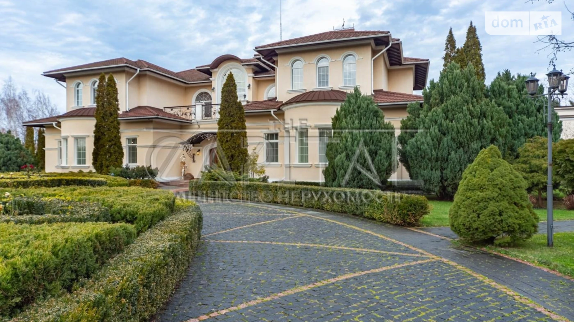 Сдается в аренду дом на 3 этажа 882.9 кв. м с мансардой, цена: 25000 $ - фото 2