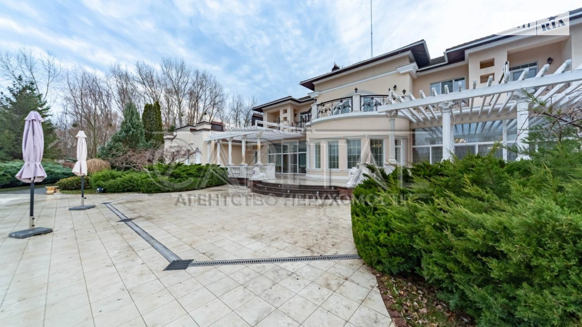 Сдается в аренду дом на 3 этажа 882.9 кв. м с мансардой, цена: 25000 $ - фото 4