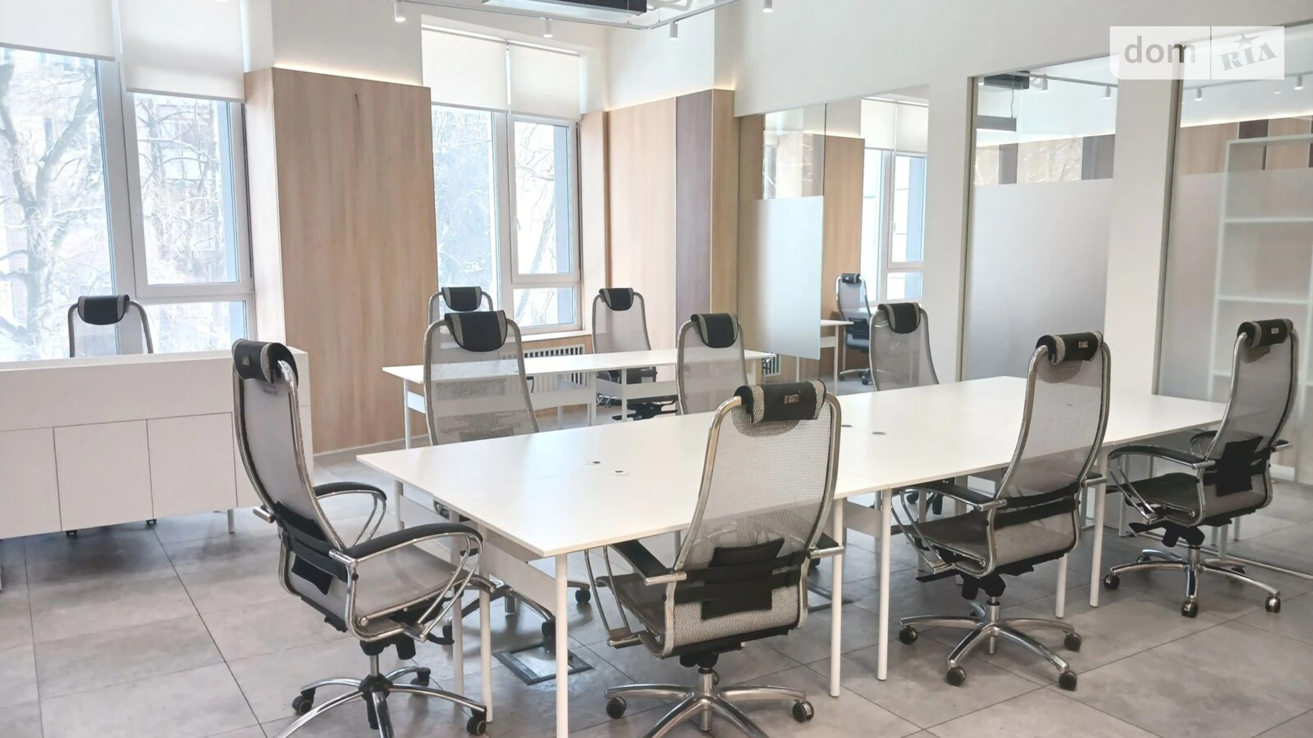 Сдается в аренду офис 250 кв. м в бизнес-центре, цена: 6000 € - фото 2