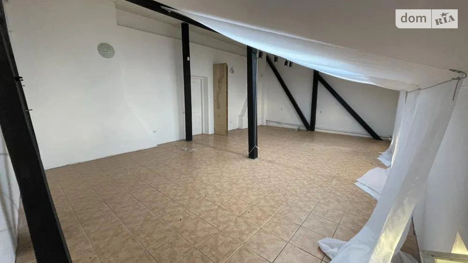 Сдается в аренду офис 40.9 кв. м в бизнес-центре, цена: 550 € - фото 2