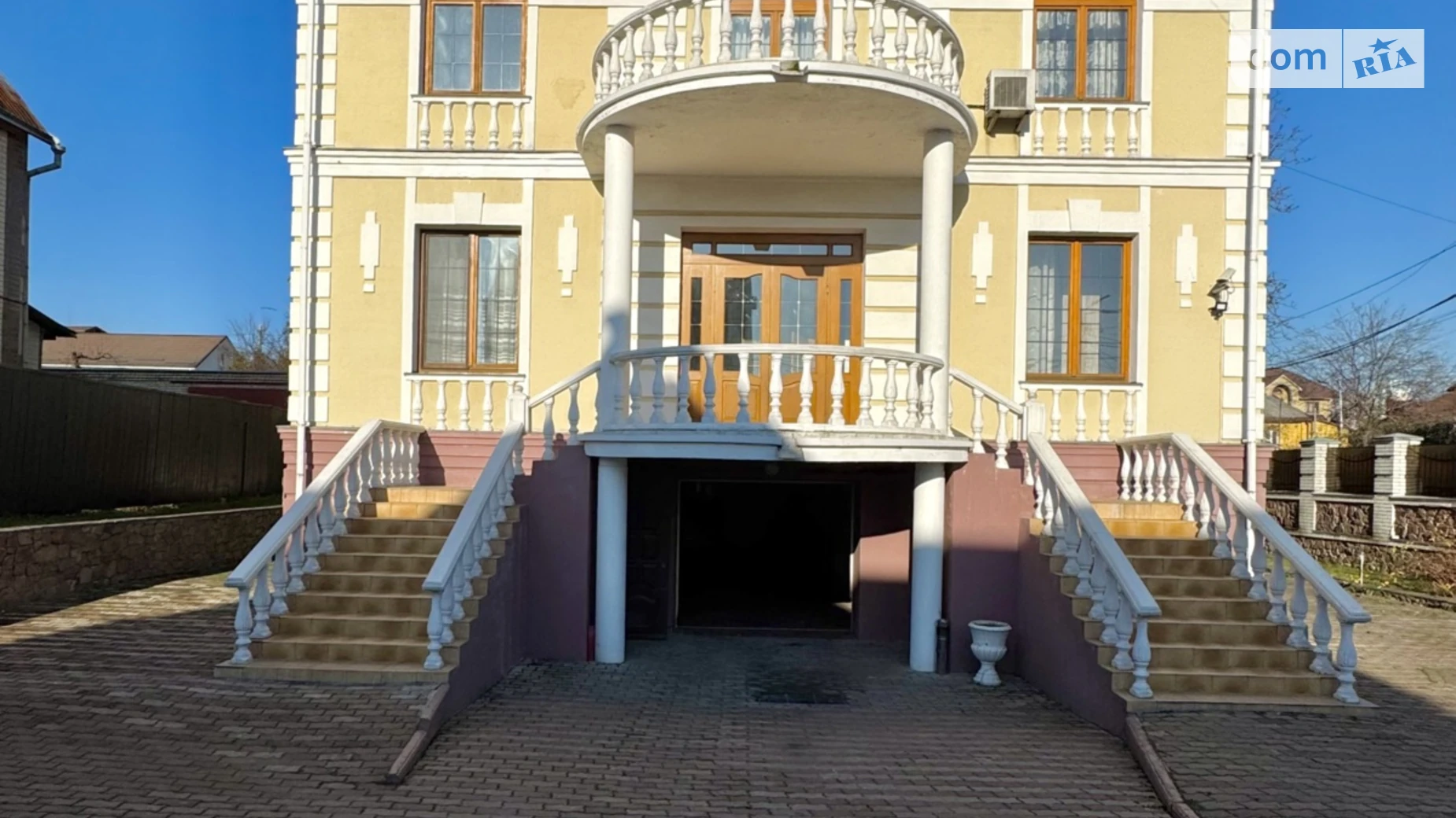 Сдается в аренду дом на 3 этажа 411.9 кв. м с верандой, цена: 2600 $ - фото 2