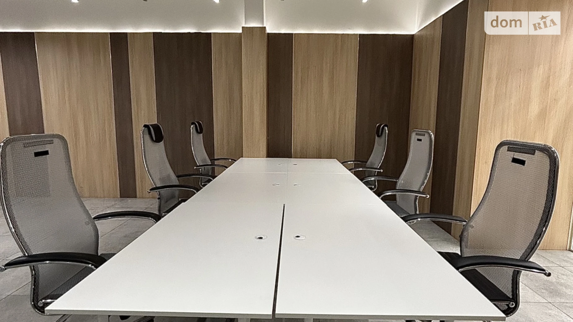 Сдается в аренду офис 250 кв. м в бизнес-центре, цена: 6000 € - фото 2