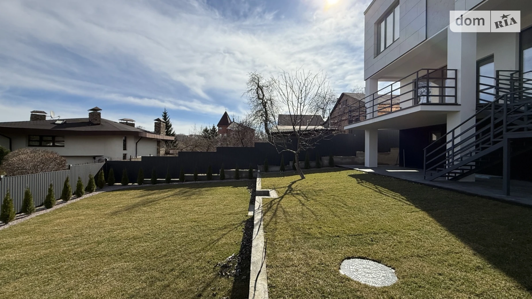 Продается дом на 3 этажа 320 кв. м с камином, цена: 550000 $ - фото 5