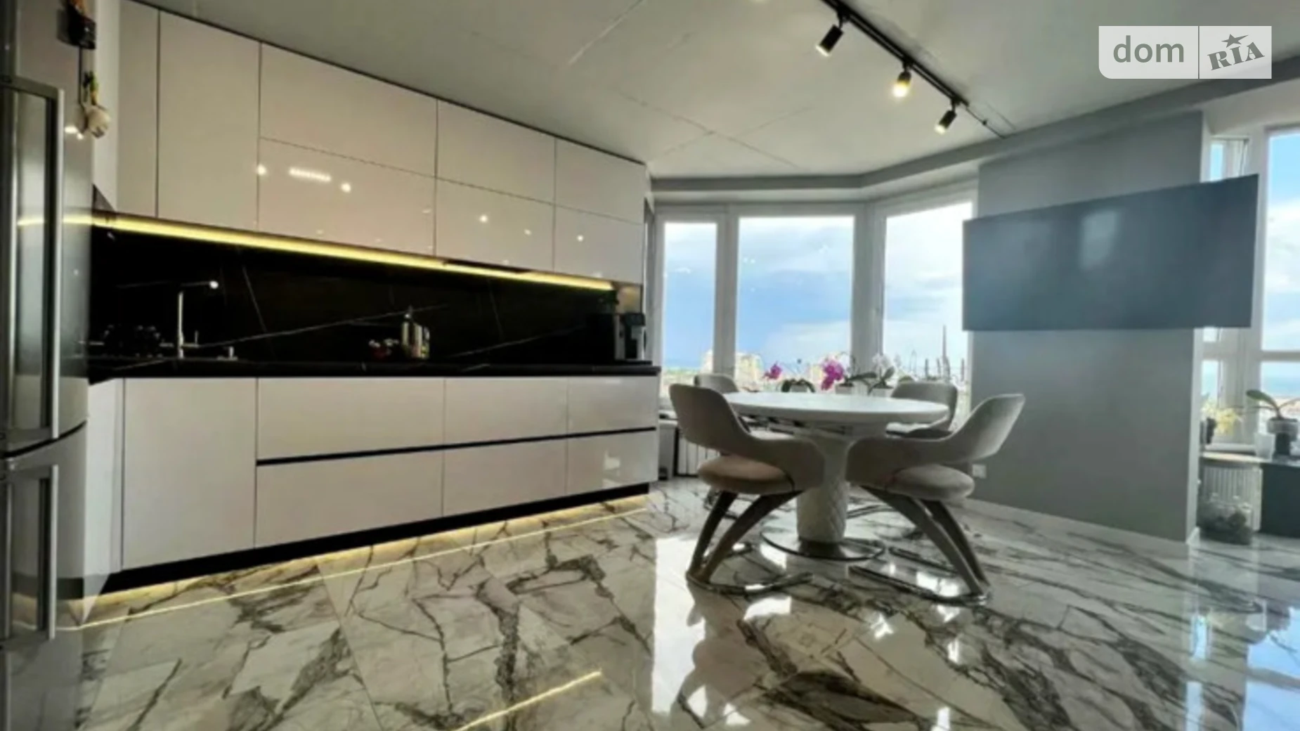 Продається 2-кімнатна квартира 82 кв. м у Одесі - фото 2