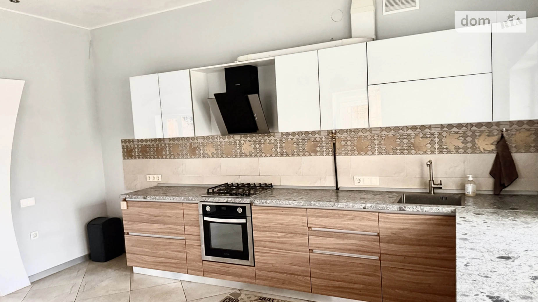 Продается дом на 2 этажа 350 кв. м с камином, цена: 150000 $ - фото 2