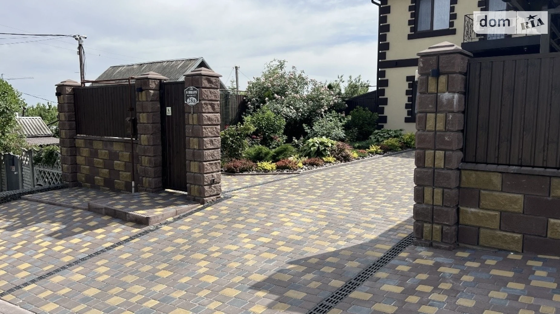 Продается дом на 2 этажа 215 кв. м с верандой, цена: 278000 $ - фото 2