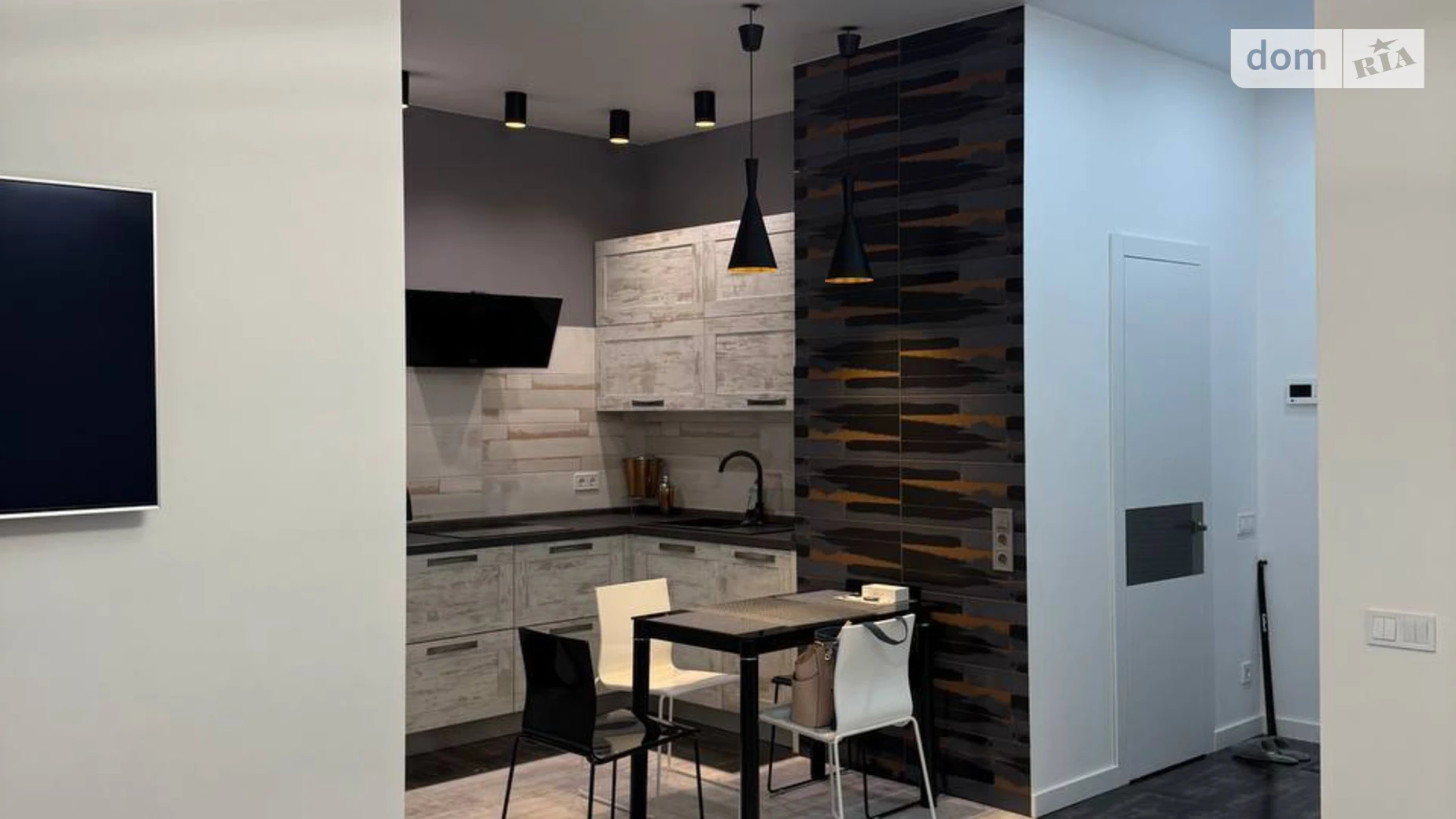 Продается 1-комнатная квартира 42.2 кв. м в Киеве, ул. Василия Тютюнника, 51/1А - фото 2