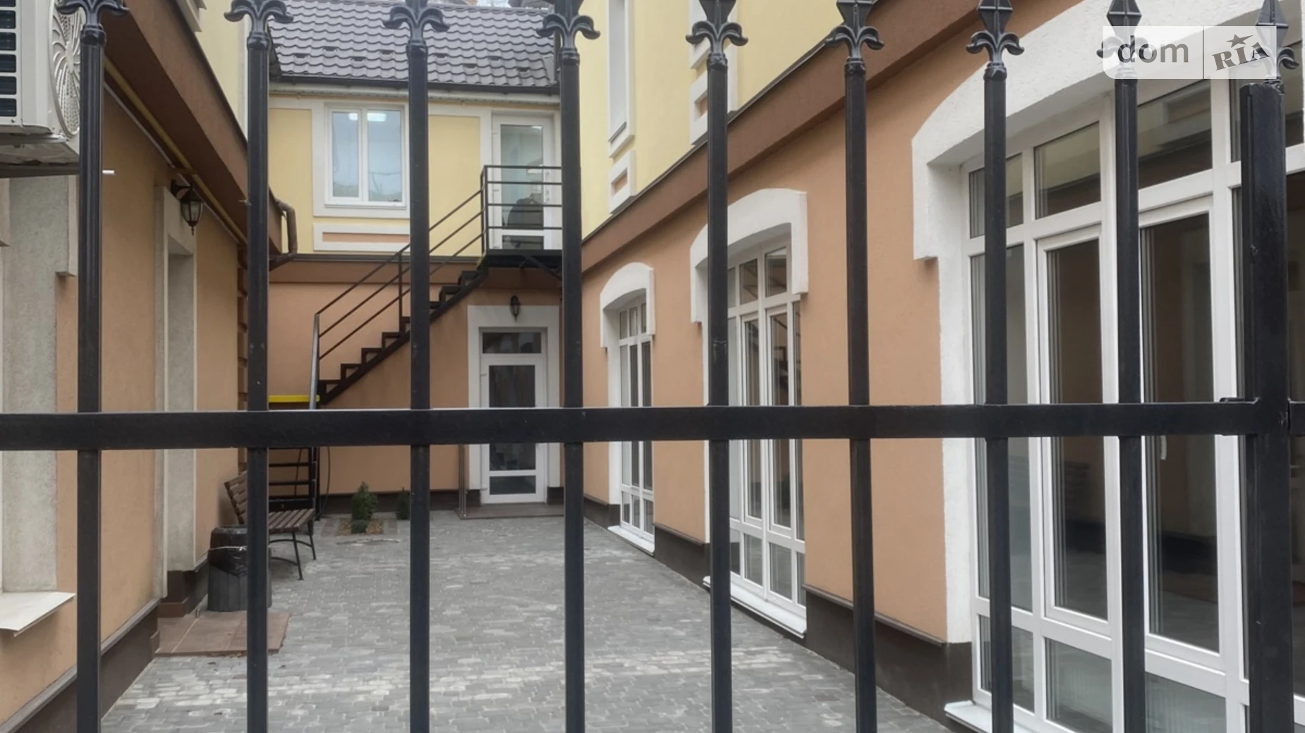 Сдается в аренду офис 65 кв. м в бизнес-центре, цена: 975 $ - фото 2