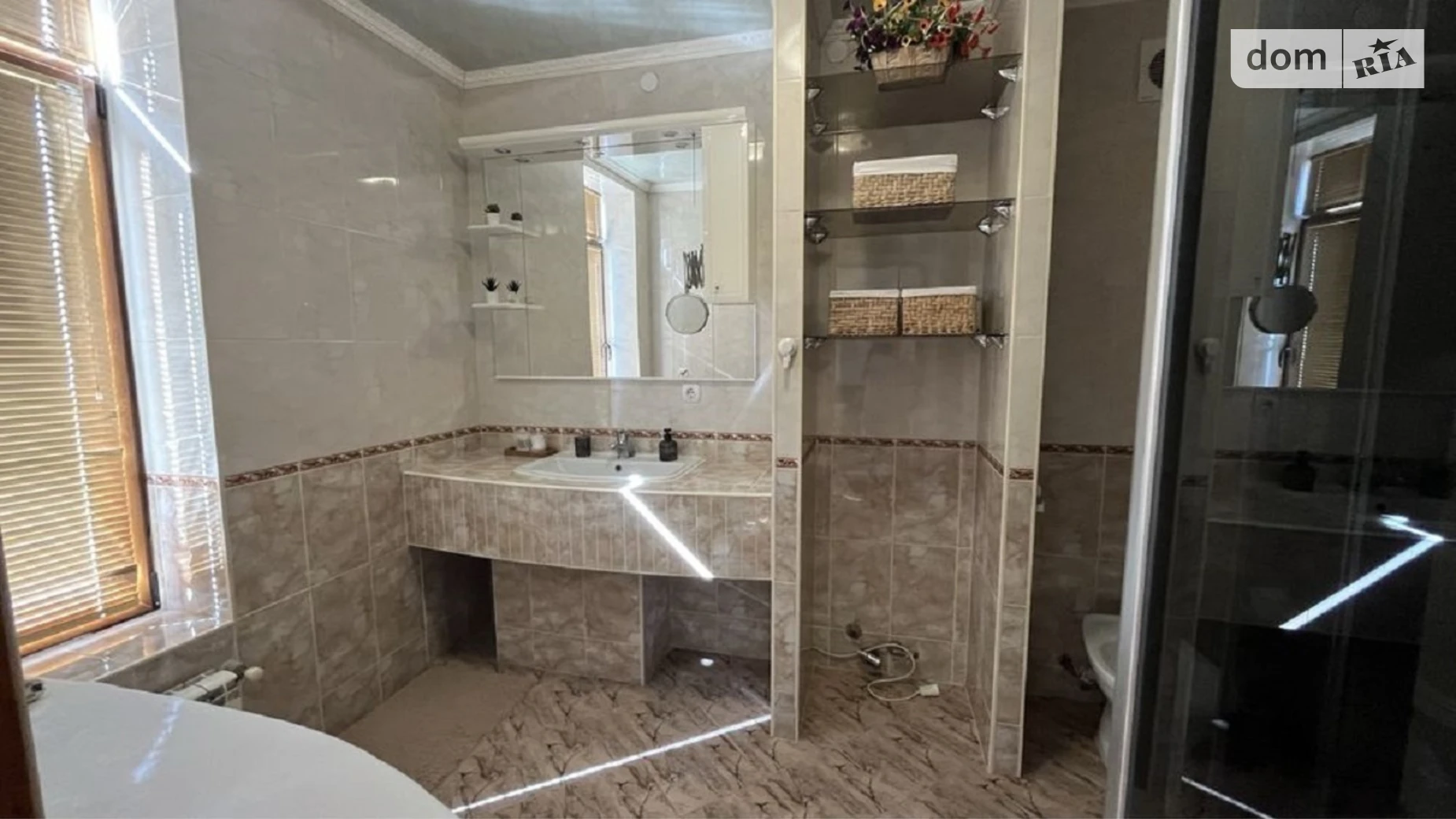 Продается дом на 2 этажа 213.2 кв. м с мансардой, цена: 150000 € - фото 2