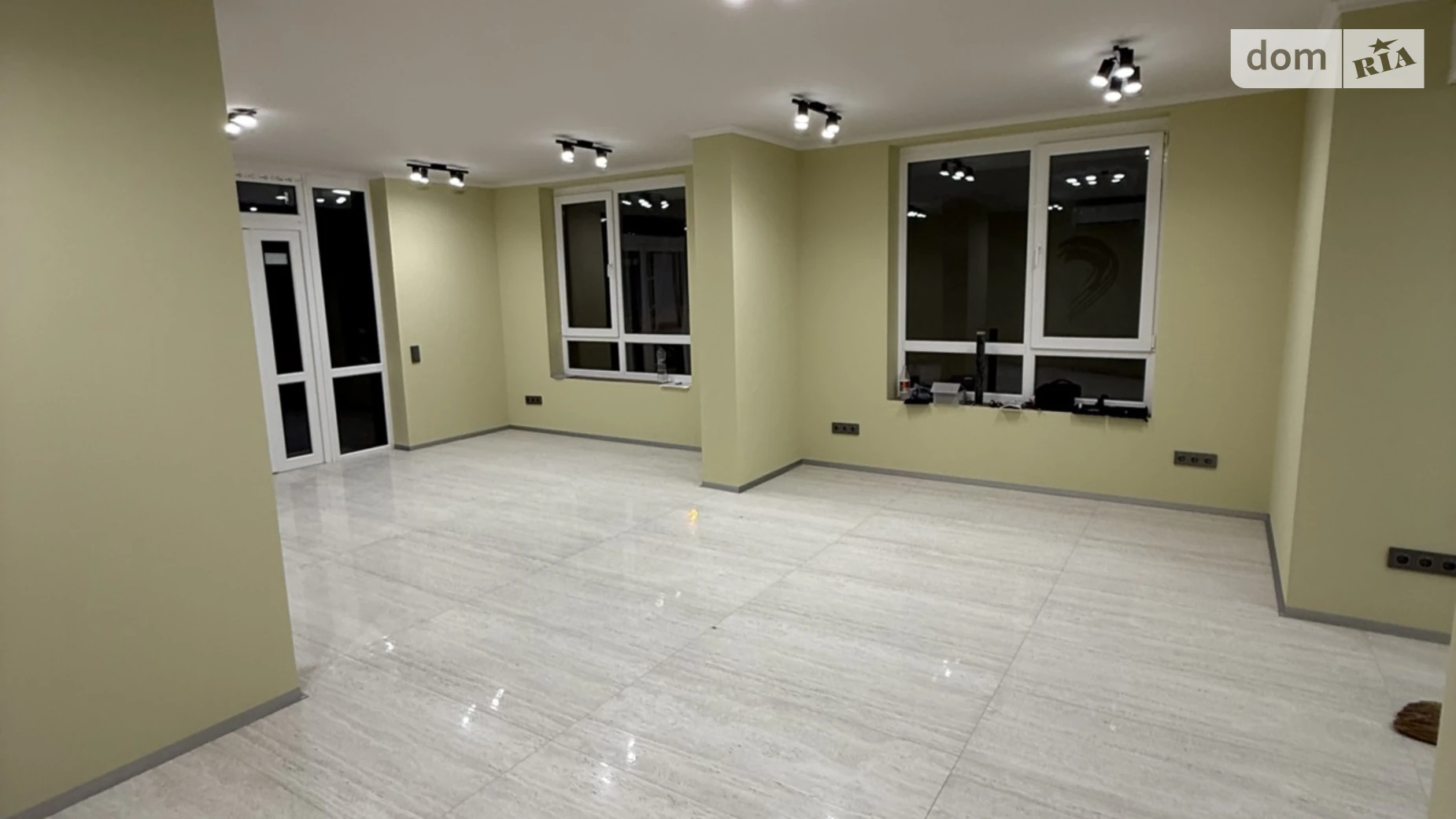 Продается офис 58 кв. м в бизнес-центре, цена: 110000 $ - фото 2