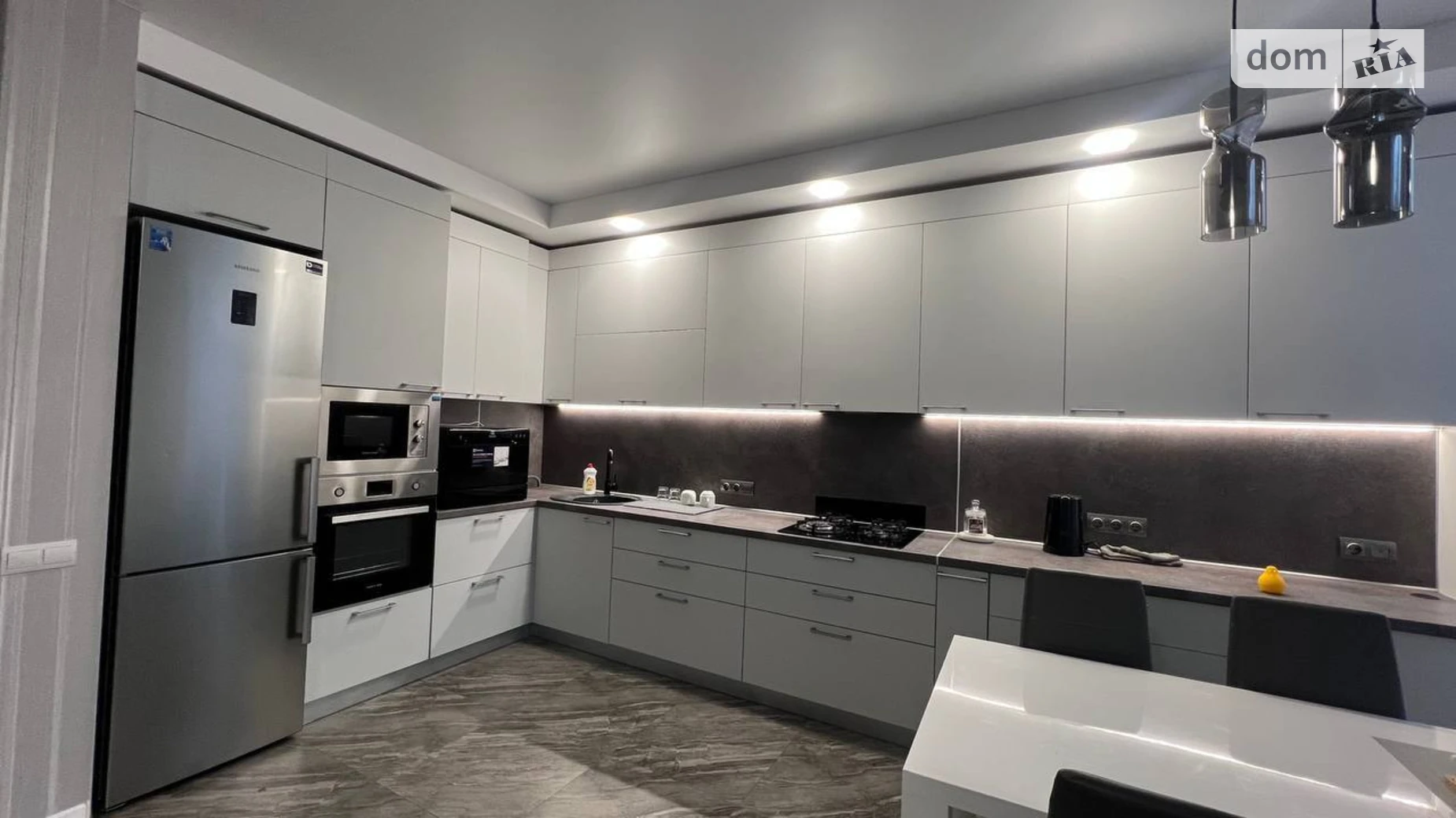 Продается 2-комнатная квартира 67.5 кв. м в Гостомеле, цена: 105000 $ - фото 2