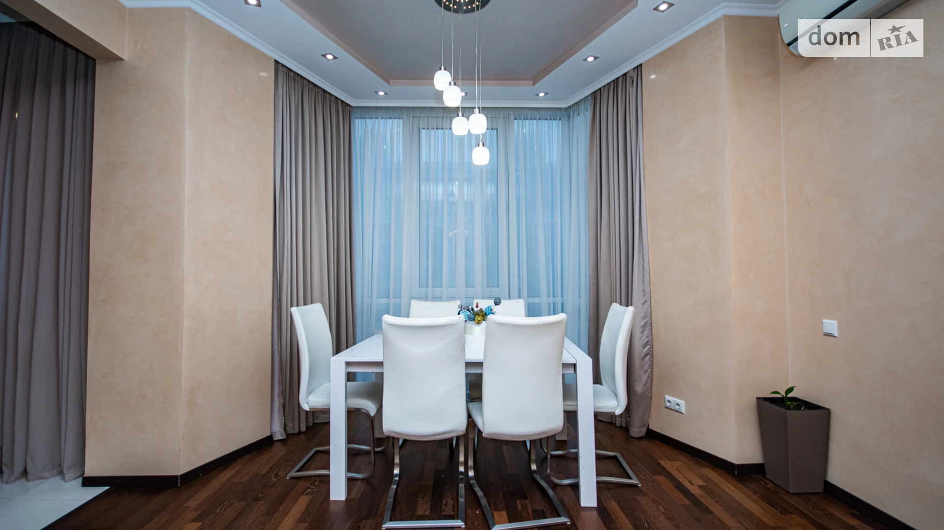 ул. Юлии Здановской(Михаила Ломоносова), 73Г Голосеев Киев ЖК Солнечная Брама Выставочный центр - фото 3