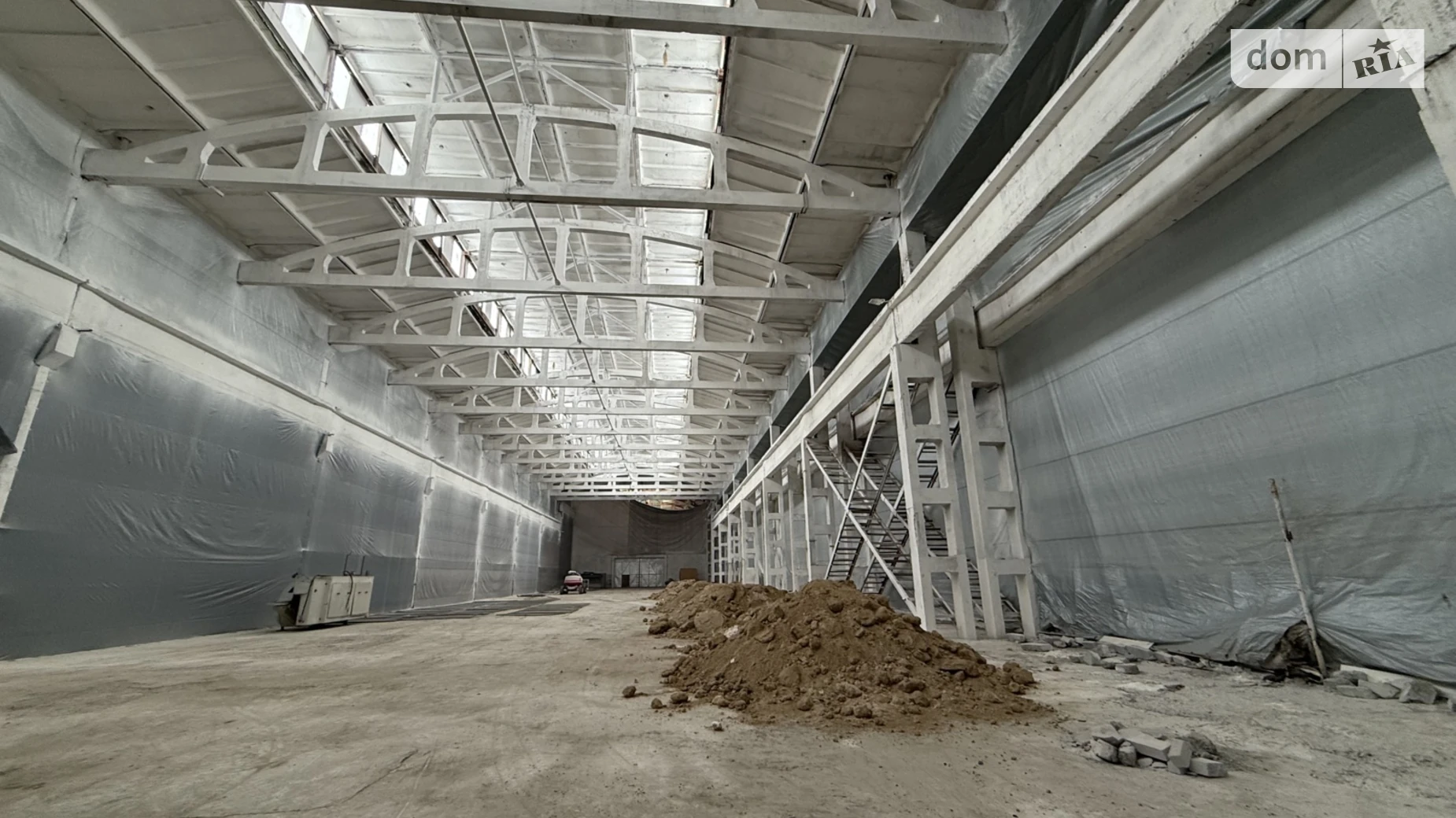 Сдается в аренду объект сферы услуг 2600 кв. м в 1-этажном здании, цена: 5200 € - фото 2