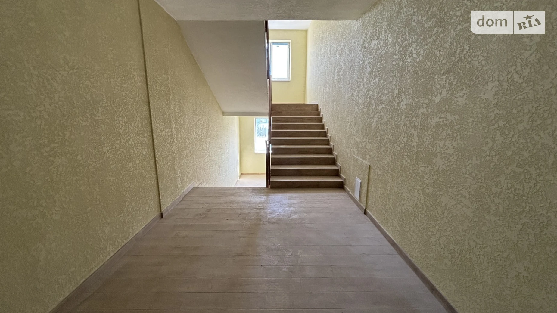 Продается 2-комнатная квартира 74 кв. м в Ужгороде, ул. Енковская, 33 - фото 2