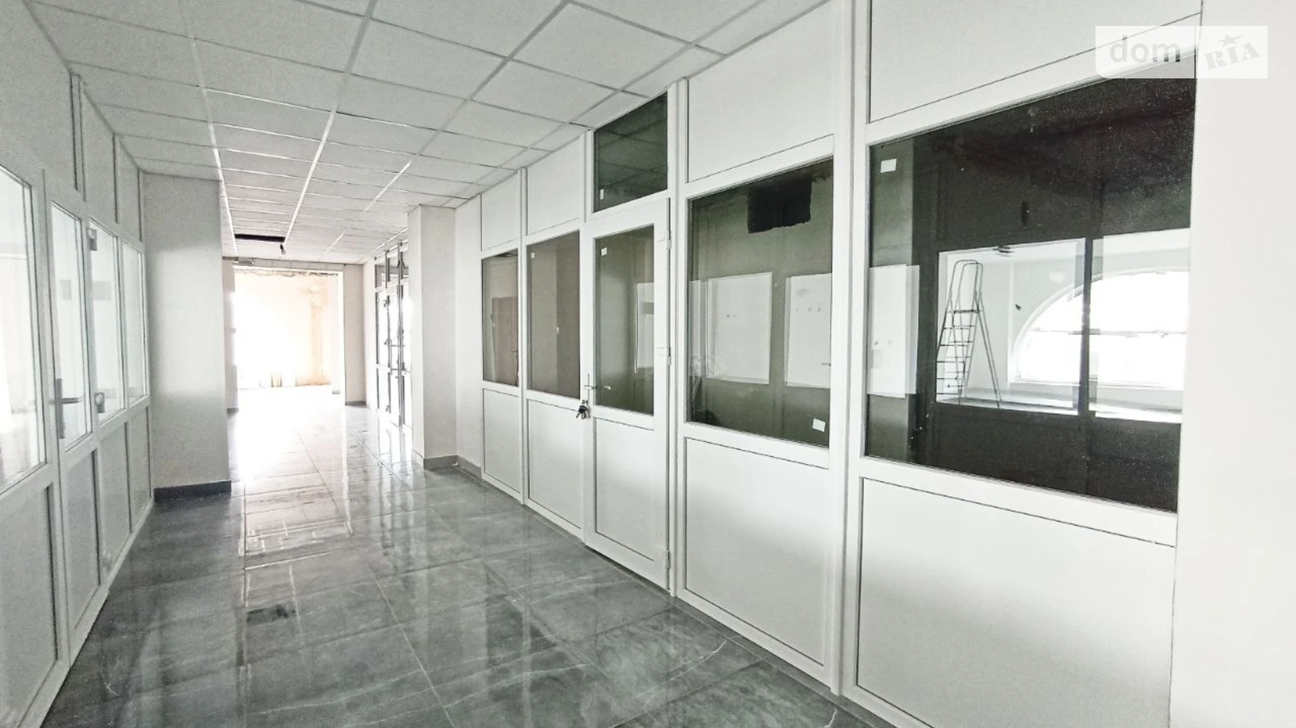 Сдается в аренду офис 21.1 кв. м в бизнес-центре, цена: 100 $ - фото 5