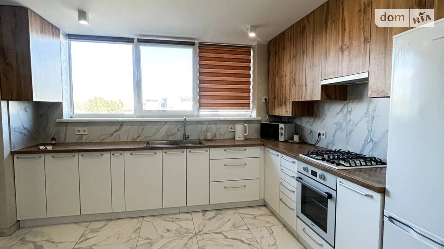 Продается 2-комнатная квартира 70 кв. м в Ровно, ул. Спасская, 9 - фото 2