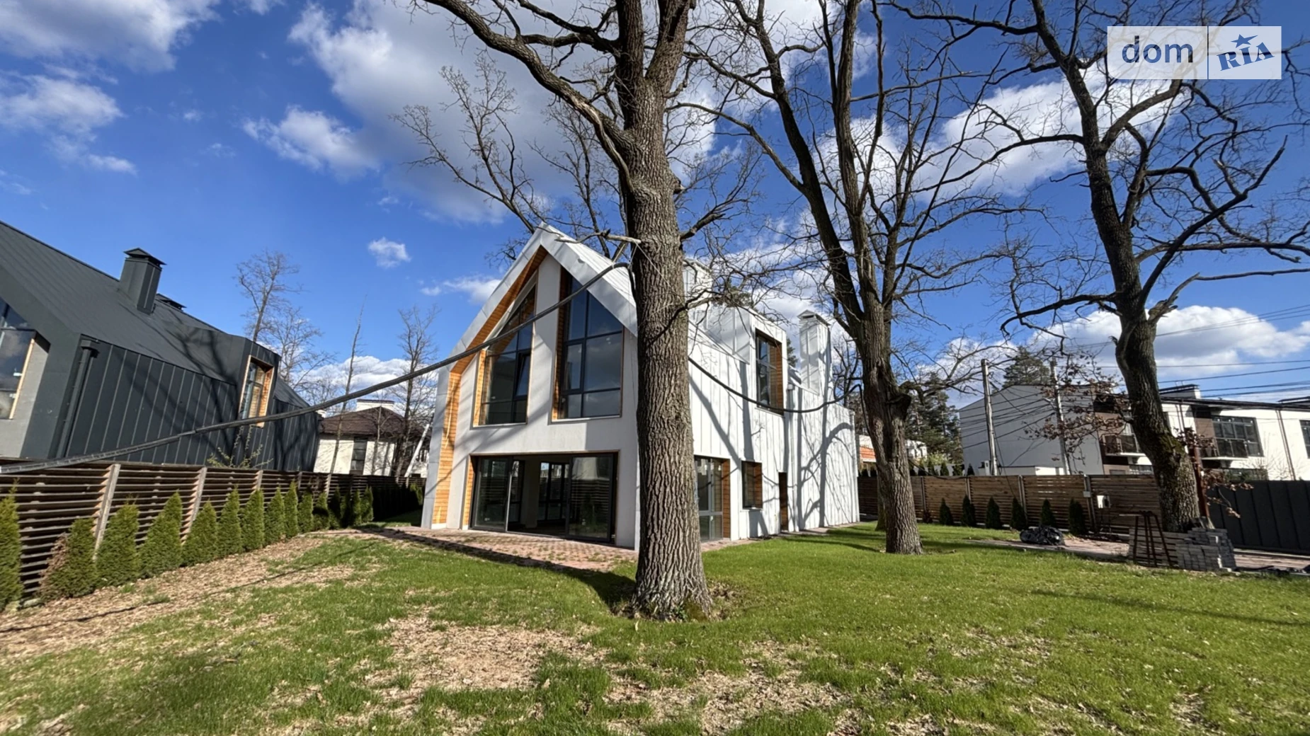 Продается дом на 2 этажа 220 кв. м с камином, цена: 242 $ - фото 2