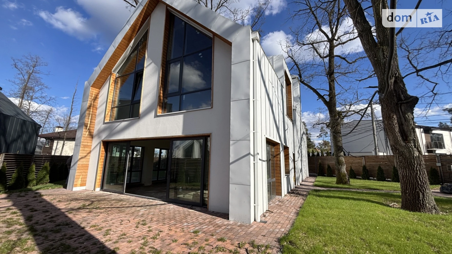 Продается дом на 2 этажа 220 кв. м с камином, цена: 242 $ - фото 3