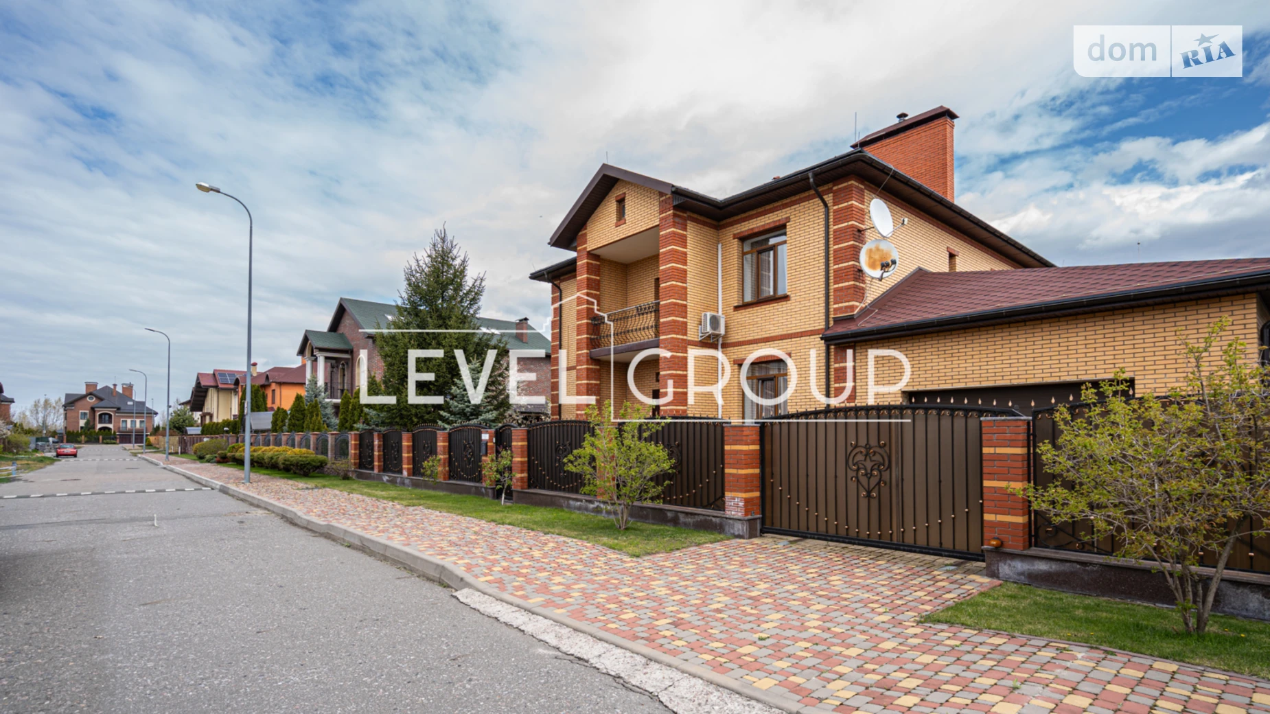 Продается дом на 2 этажа 419.5 кв. м с верандой, цена: 395000 $ - фото 2