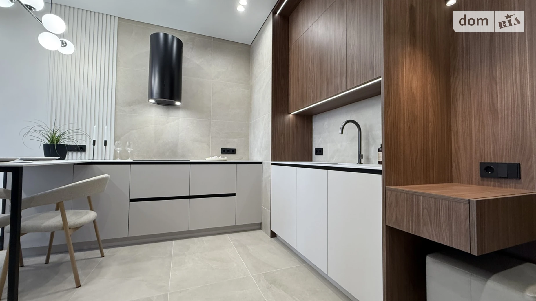 Продается 2-комнатная квартира 68 кв. м в Одессе, ул. Генуэзская, 1/1 - фото 2